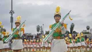 北一女樂儀旗隊代表台灣參加美國玫瑰花車遊行，為配合大會安全規定，無法使用平時練習的表演槍，改用較無槍枝細節的木槍。圖為儀隊12月30日在另一場合使用表演槍。中央社記者林宏翰洛杉磯攝  112年1月3日