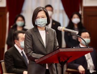 總統蔡英文（前中）15日在總統府接見「美國聯邦參
議員葛瑞姆率領重量級聯邦參眾議員訪團」表示，期
待能在新的印太戰略中扮演積極角色，攜手美國等理
念相同國家，繼續共同維持印太區域的和平穩定。
中央社記者張皓安攝  111年4月15日
