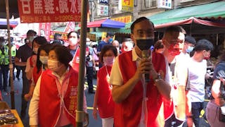 台灣基進立委陳柏惟罷免案23日將投票，刪Q團體3日
到台中市烏日公有市場掃街爭取支持，國民黨主席當
選人朱立倫（前右）也到場參與街頭助講。
中央社記者趙麗妍攝  110年10月3日
