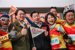 民進黨正國會「台灣正青」鐵馬隊2日完成從屏東到
台北的鐵馬行，下午抵達無黨籍立委林昶佐萬華服務
處，為面臨罷免投票的林昶佐（前中）集氣，民進黨
立委陳亭妃（前右2）、基隆市長林右昌（前左2）等
人共同呼籲民眾罷免案票投不同意。
中央社記者裴禛攝  111年1月2日
