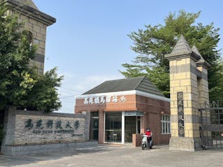 高苑科技大學2022年被列為專案輔導學校，但獲台鋼集團捐資2.8億元，教育部退場審議會解除其專案輔導身份。