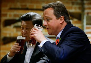 英國前首相卡麥隆（右）與中國國家主席習近平（左）2015年於英國共飲啤酒資料照。