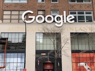 美媒18日報導，蘋果公司正在洽談將Google聊天機器
人Gemini導入iPhone，刺激Google母公司Alphabet股價
勁揚4.6%。圖為Google紐約據點外觀。
中央社記者尹俊傑紐約攝  113年3月19日
