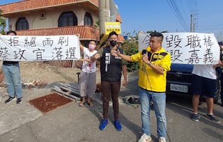 嘉義縣議員參選人蔡政宜（左）競選總部14日成立，
蔡政宜致詞表示，他當年的錯已受法律制裁，這次決
心參選，重新做人，希望大家給他一個機會來為鄉親
服務。
中央社記者蔡智明攝  111年10月14日
