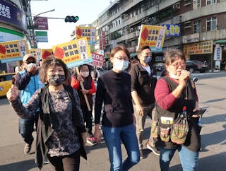 國民黨籍立委葉毓蘭（前左）、吳怡玎（前左2）2日與
罷捷公民團體在高雄市鳳山區徒步宣傳罷免行動，呼籲
民眾踴躍投下罷免票。
中央社記者王淑芬攝  110年2月2日