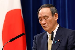 日本首相菅義偉13日記者會照片。