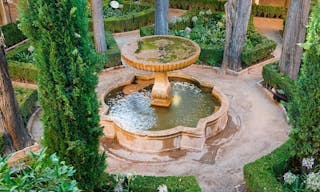 1200px-Fontaine_patio_de_Lindaraja_Alham