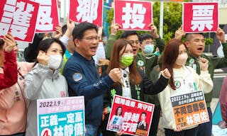 台中市第2選區補選投票倒數4天，民進黨籍候選人林
靜儀競總主委林佳龍（前左2）5日特別北上，與同黨
台北市議員吳沛憶（前右）、鍾佩玲（前左）、陳怡
君（前右2）等人一同催票，號召青年9日逗陣返鄉，
以選票支持林靜儀。
中央社記者王騰毅攝  111年1月5日
