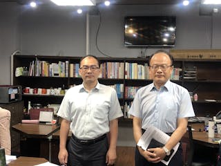 教育部技職司副司長柯今尉（左）及教育部高教司副司長梁學政（右）於退場審議會結束後接受媒體聯訪。