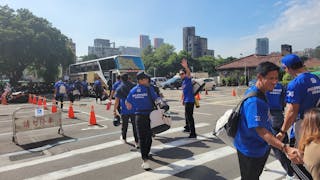 菲律賓棒球代表隊準備搭巴士去桃園機場返國，球員向我揮手再見。
