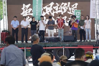 立法院21日表決行政院對國會職權修法所提覆議案，多個公民團體重回立法院周邊集結，被稱為「青鳥行動」再起，6大公民論壇代表在舞台上宣講，主張反對提高門檻沒收人民罷免權、反對民主防衛法治倒退等。