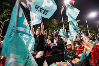 2024總統及立委選舉13日晚間持續開票，台灣民眾黨
總統候選人柯文哲得票數雖暫時落後，新莊競總外支
持群眾仍賣力打氣，有家長也帶著孩子到場參與開票
活動。
中央社記者吳家昇攝  113年1月13日
