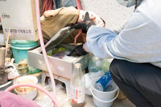 送餐員和長輩已經有默契，送餐員抵達時將餐點放入長輩家門外的小箱子中即可。