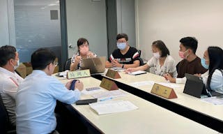 移工協調會現場：專業協調人(左三)主持，承辦人員(左四)輔助，並有通譯(右三)在