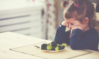 挑食孩子幼兒飲食蔬菜吃東西飲食習慣教育餐桌小孩