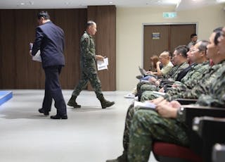 中共解放軍東部戰區14日清晨宣布，展開「聯合利劍-2024B」圍台軍演，國防部下午召開臨時記者會，情次室次長謝日升（左2）、海巡署副署長謝慶欽（左）等人出席，回應媒體提問。
中央社記者趙世勳攝  113年10月14日