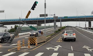 颱風康芮來襲  台中海線交通號誌桿被強風吹歪