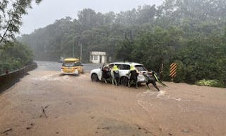 金山道路積水  女駕駛一度無法下山