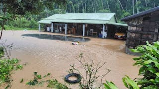 強颱康芮挾強風豪雨，花蓮靠近山區的壽豐鄉樹湖村民宅31日出現淹水情形。