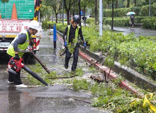 颱風康芮挾強風豪雨侵襲台灣，全台各地陸續傳出災情，圖為1日上午工務局人員在台北市大安區清理殘枝斷木。