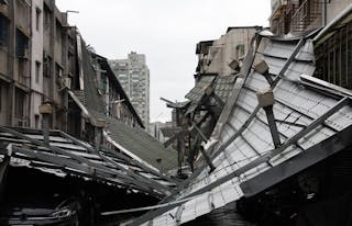 颱風康芮挾強風豪雨侵襲台灣，各地陸續傳出災情，台北市松山區一處民宅鐵皮屋頂遭強風吹掀飛落，堵住巷道。