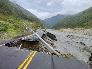 颱風康芮在宜蘭縣南澳鄉造成不少災情，鄉內多條道路路面塌陷，部分路基也遭淘空中斷，鄉公所1日已建請相關權責單位及廠商盡速排除處理。