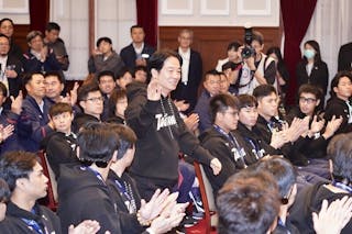 總統賴清德（中）26日在總統府接見「2024年世界棒球12強賽代表隊」，賴總統穿著與代表隊同款Taiwan字樣的帽T進場，並揮手致意。Photo Credit: 中央社