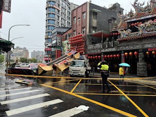 強颱康芮襲台，新北市板橋區慈惠宮31日牌樓倒塌，警方到場管制交通。