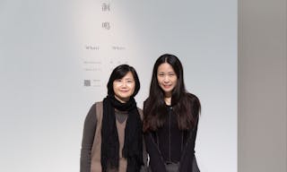 「洄鳴──林彥君個展」開幕暨記者會合影：北美館副館長蔣雨芳、藝術家林彥君。