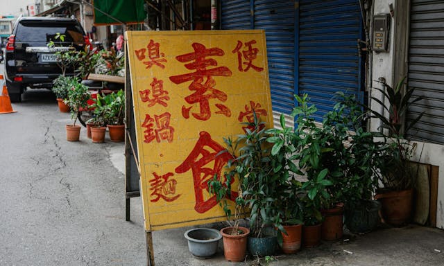 對鹿港遊子來說，在夜裡亮起的「林明堂」招牌，比任何食肆都更像「回家」