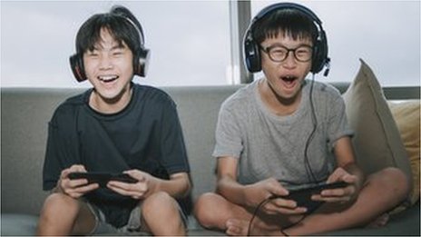 China cuts children's online gaming to one hour - BBC News