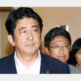 安倍首相と今井尚哉首相秘書官（後方）／（Ｃ）日刊ゲンダイ