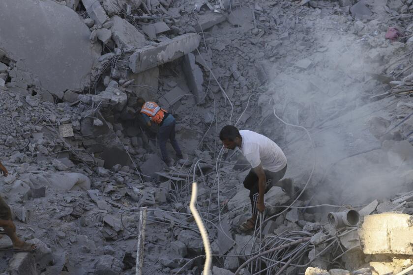 Palestinos buscan cadáveres y sobrevivientes entre los escombros de un edificio residencial destruido por un ataque aéreo israelí, el miércoles 3 de julio de 2024, en Jan Yunis, Franja de Gaza. (AP Foto /Jehad Alshrafi)