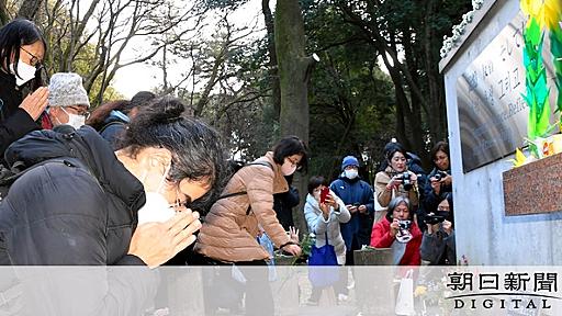 撤去直前の朝鮮人追悼碑、1日をドキュメント　献花や記念撮影で列も：朝日新聞デジタル