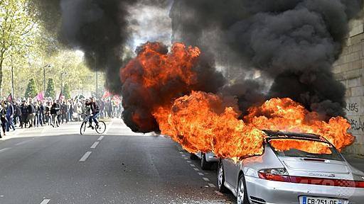 仏労働法デモ、各地で衝突 警官24人重軽傷 120人超逮捕