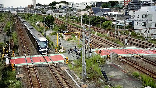 踏切内でスマホ操作し立ち止まっていた男性、電車にはねられ死亡…待機場所を誤ったか