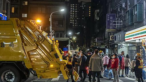 台湾の街角で「エリーゼのために」が聴こえてきたら、ゴミ収集車を追いかけろ | ゴミ捨てにぴったりの“万能シューズ”で、さあ！