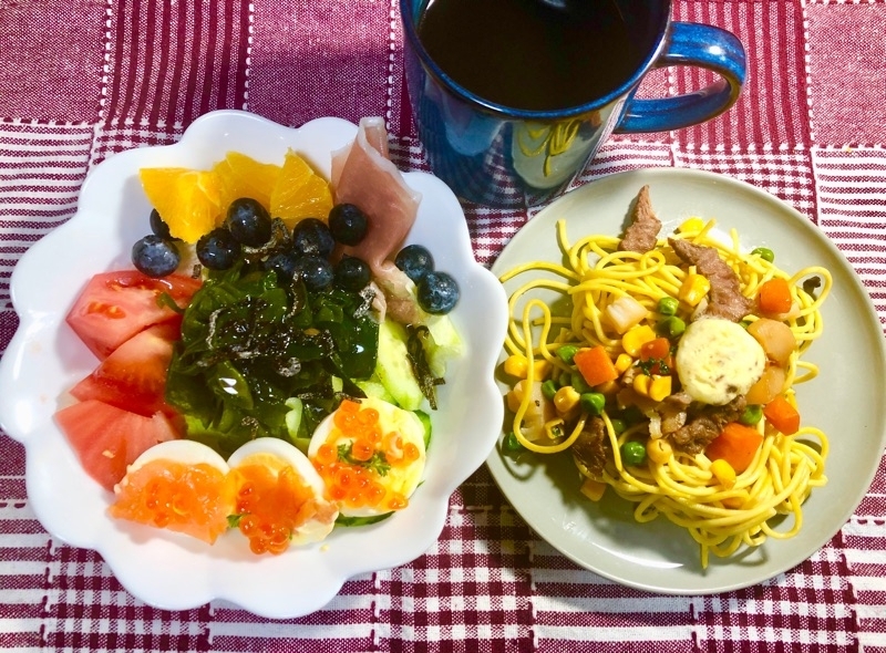 昼食の食卓を撮った写真