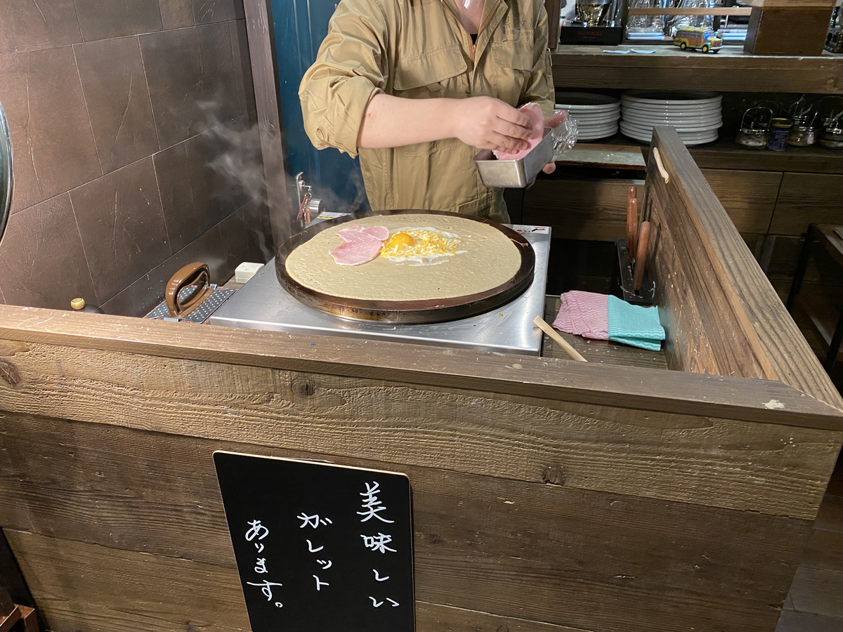 最新のブックカフェの店内の画像