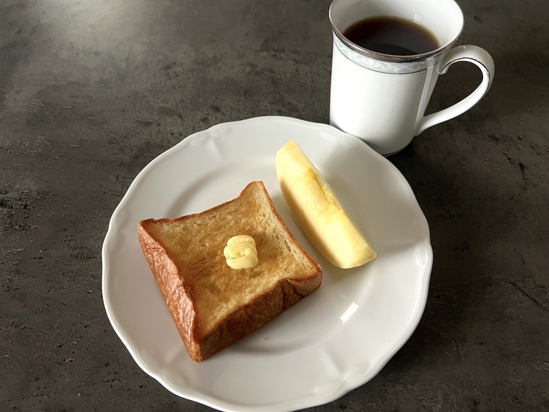 バタートーストとりんご、コーヒーを並べた画像