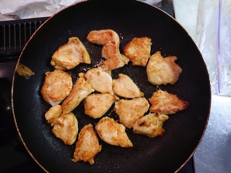 鶏むね肉をフライパンで焼く