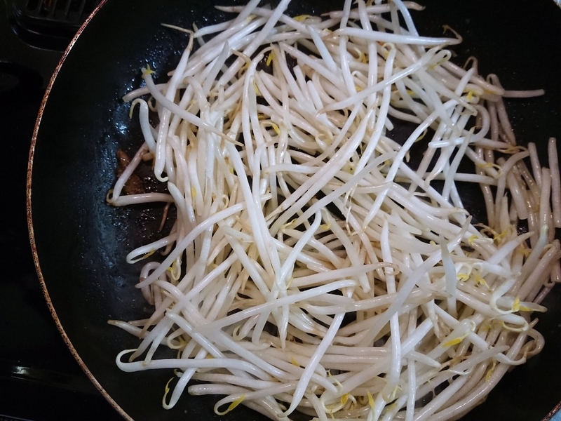 鶏むね肉を焼いたフライパンでもやしを炒める