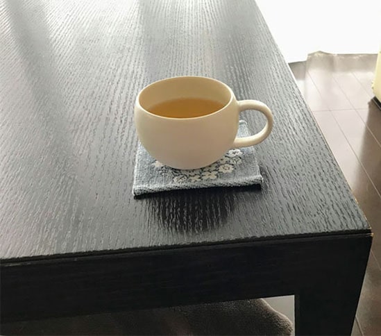 白いカップに注がれた杜仲茶