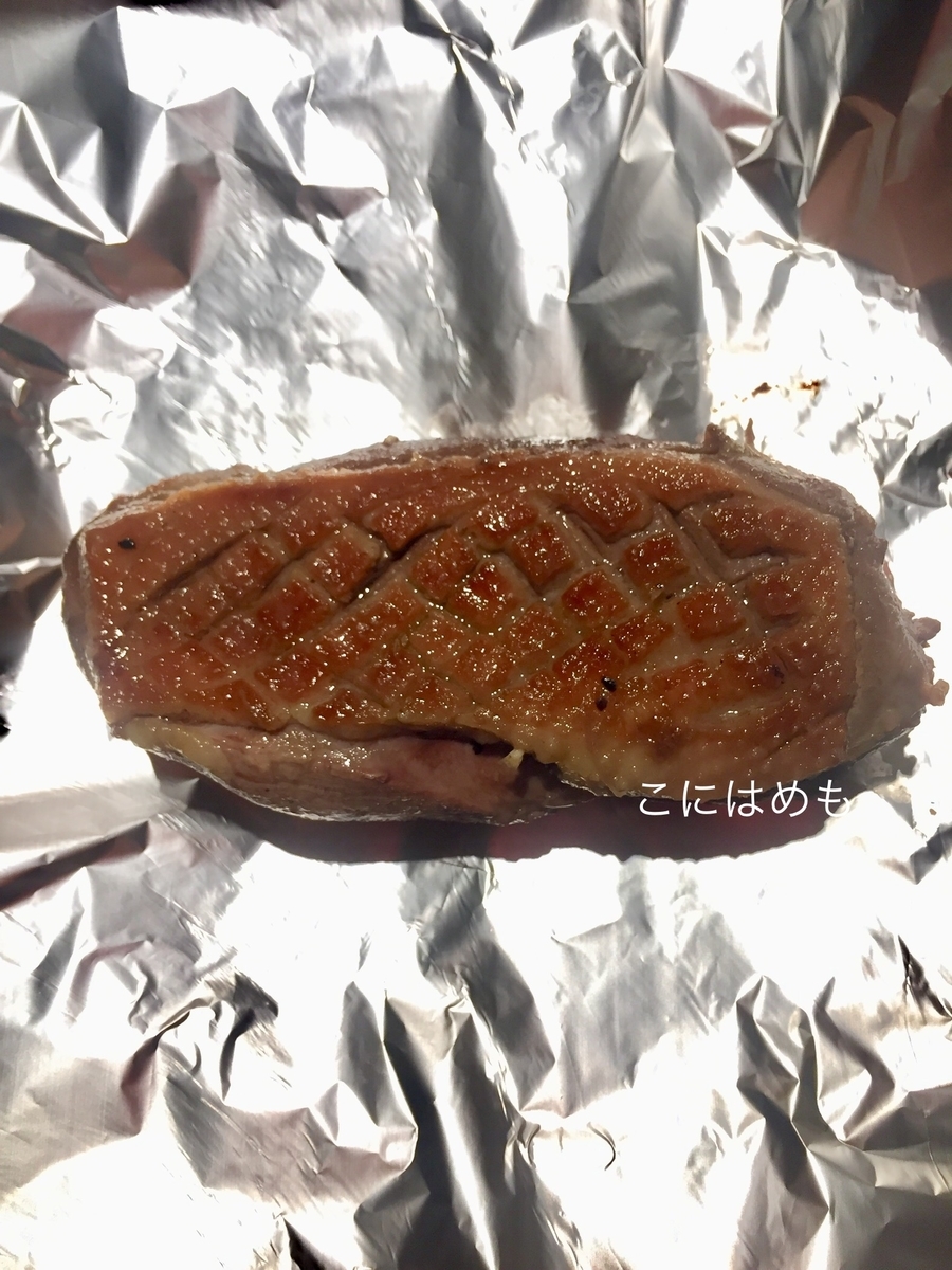 アルミホイルに鴨肉を包んで、余熱でさらに火を通す。