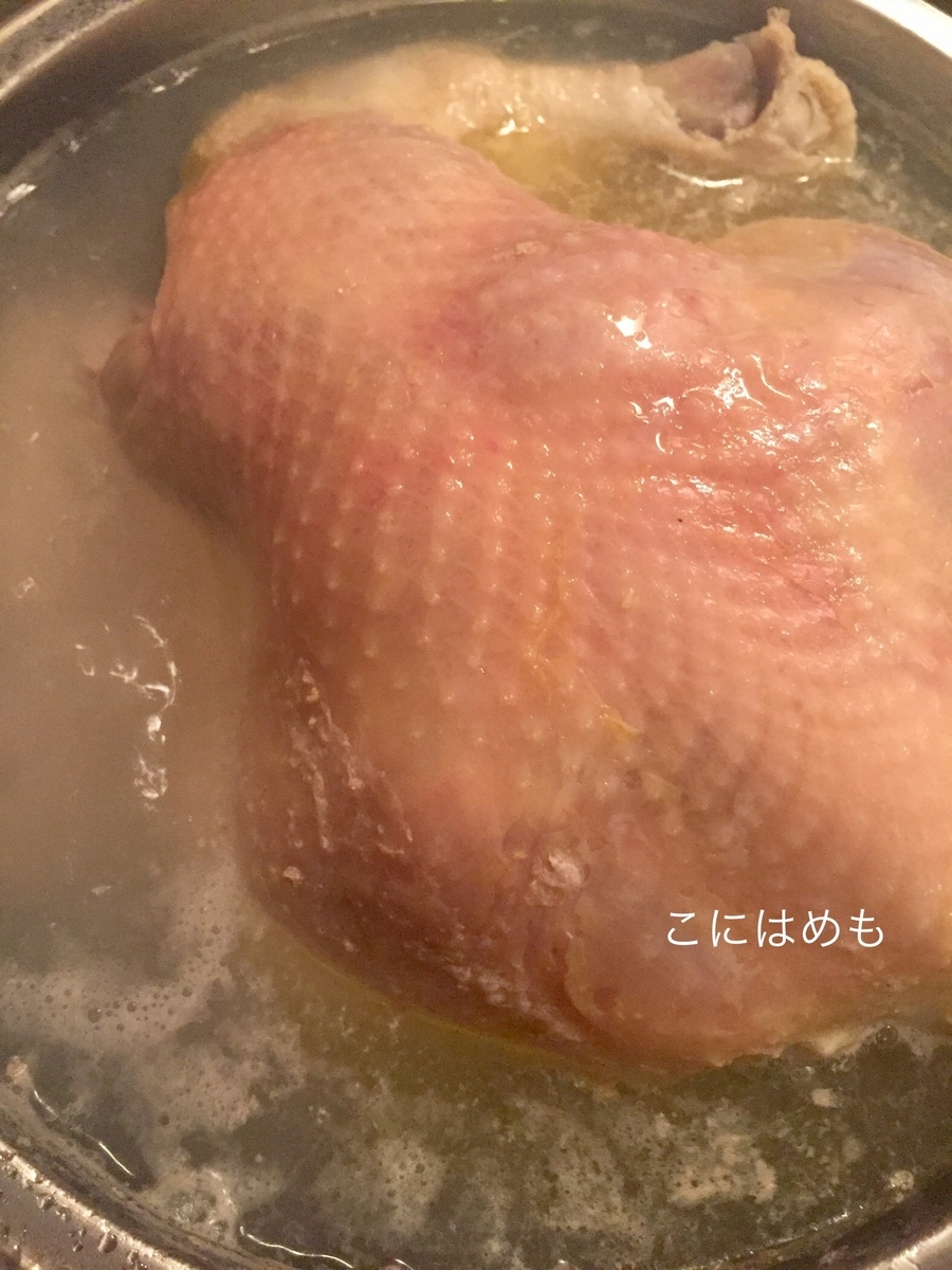 アクをとって、鶏肉を裏返してみる。