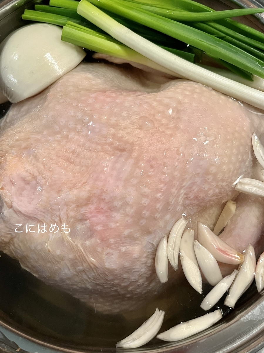 お鍋に鶏肉、にんにく、生姜、玉ねぎ、長ネギ、塩、お水を入れて強火にかける。