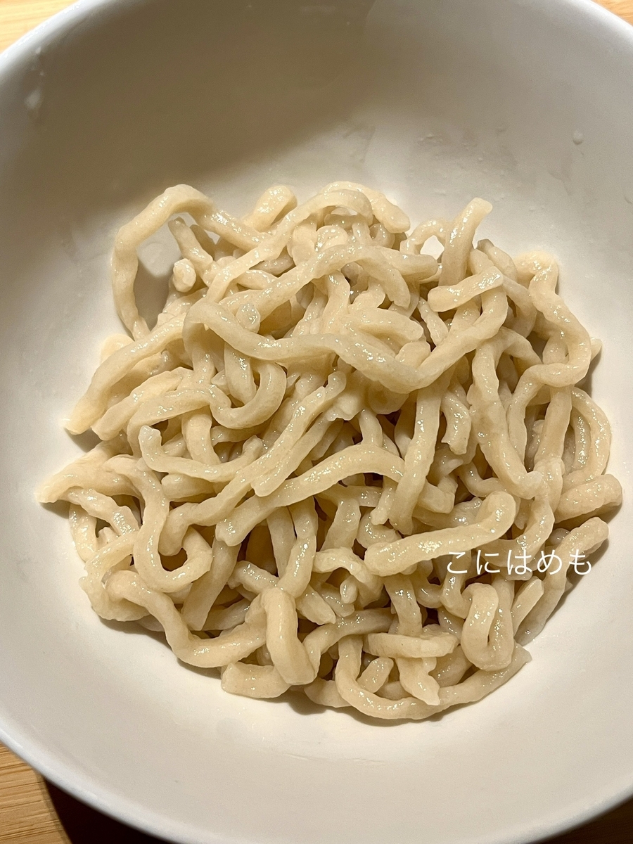 自家製「手打ちラーメン」を茹でる。