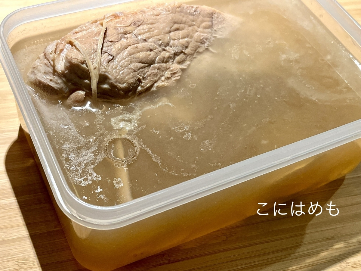 豚骨と豚肉のスープにつけて作る「チャーシュー」&「煮卵」