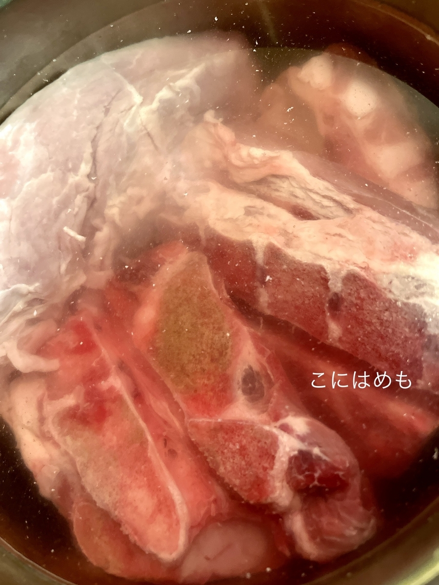 圧力鍋に豚骨、豚肉を入れて、お水に約30分つけて捨てる。