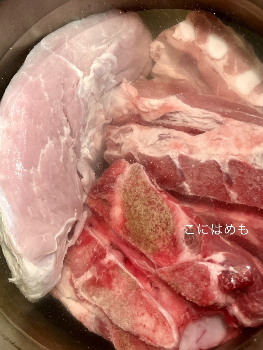 圧力鍋に豚骨、豚肉を入れて、お水に約30分つけて捨てる。